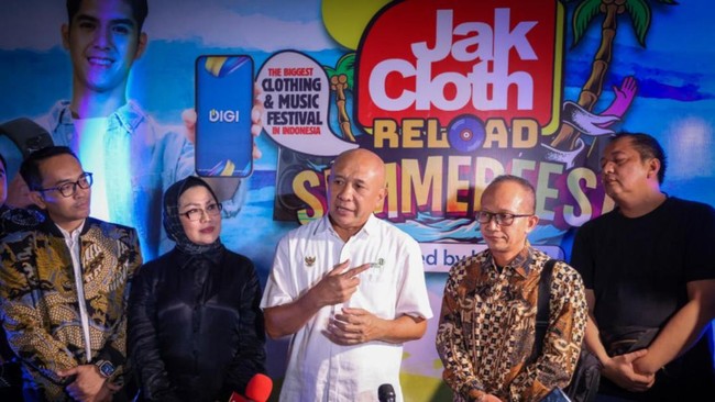 Teten Massduki mengatakan, JakCloth telah menjadi event lokal clothing terbesar di Indonesia yang mendapat dukungan dari Kementerian Koperasi dan UKM.