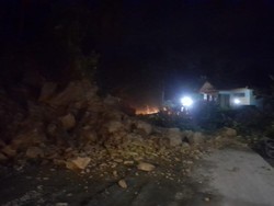 Longsor Tutup Jalur Menuju Pantai Batu Hiu Pangandaran