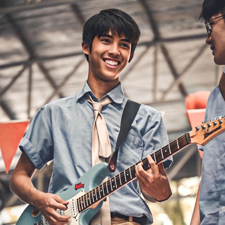 <p>Manu tak hanya mewarisi ketampanan dari sang ayah, Bunda. Ia juga diketahui aktif di dunia musik dan menjadi gitaris dalam band-nya. (Foto: Instagram @mkl.manuel)<br /><br /><br /></p>