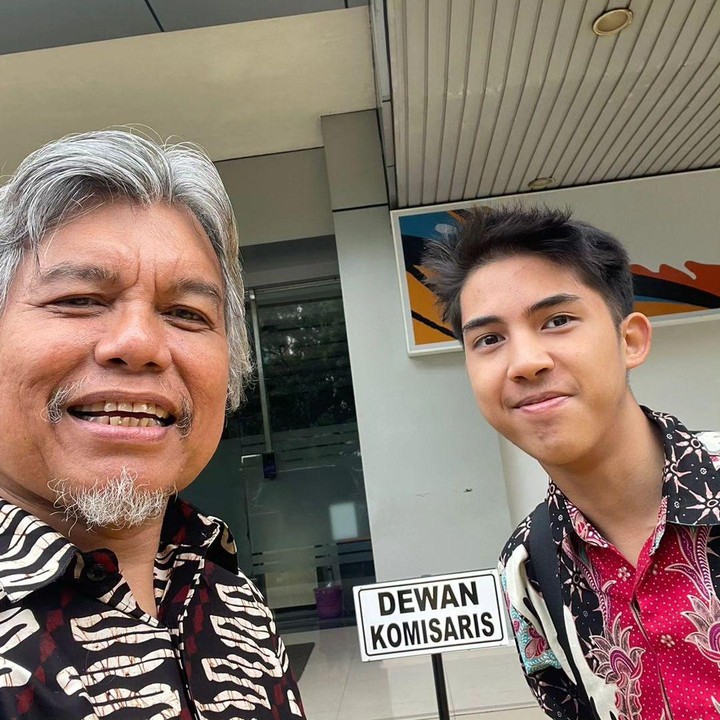 <p>Dalam unggahan tersebut, Once menunjukkan potret sang putra yang tengah menjalani magang di kantor firma hukum bergengsi. "Hari Ini @mkl.manuel meyelesaikan tugas SMA nya utk magang di @ghp.law. Firma hukum yg bereputasi tinggi," tulisnya dalam caption, dikutip dari akun @oncemekelofficial. (Foto: Instagram @oncemekelofficial)<br /><br /><br /></p>