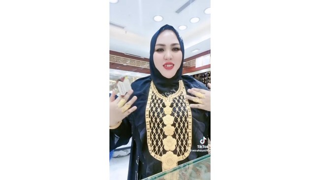 Jemaah haji asal Makassar yang memborong 1 Kg emas di Jeddah Mirahayati mengaku diperas oknum pegawai Bea Cukai Bandara Soekarno-Hatta, Jakarta Rp550 juta.