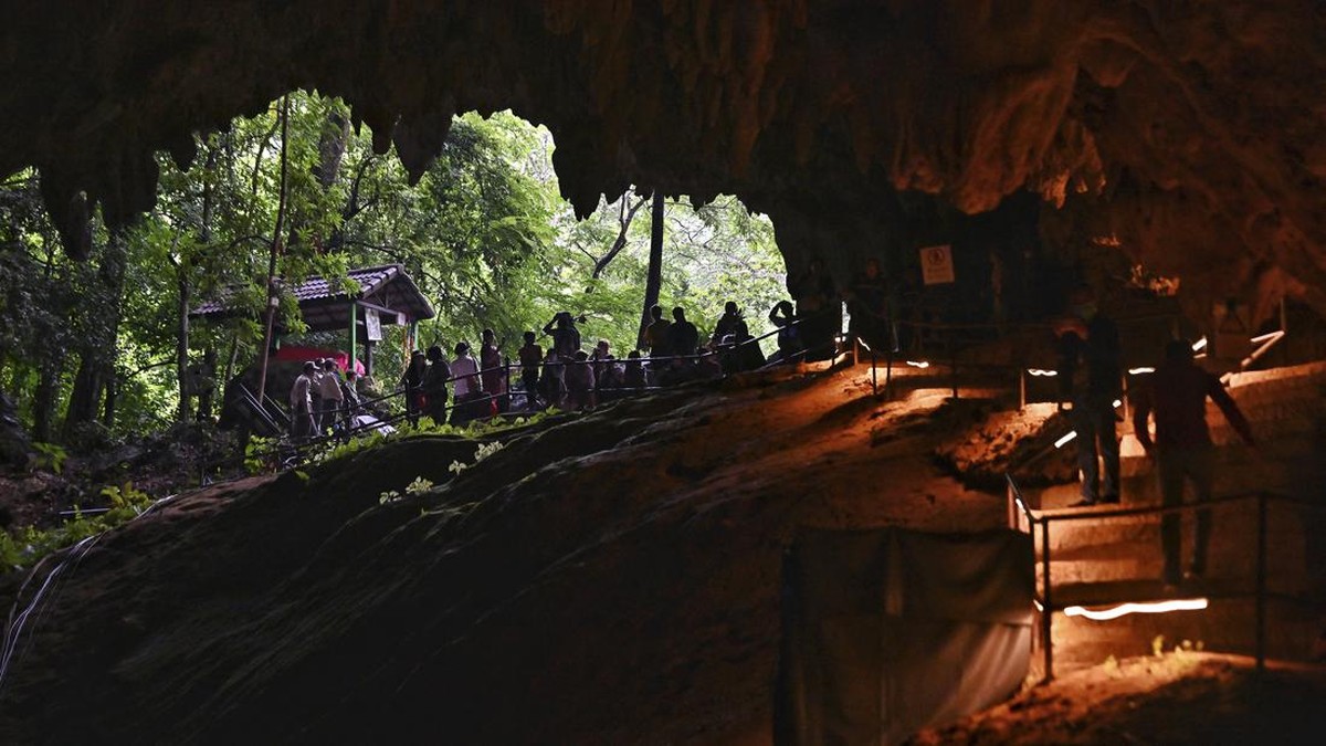 FOTO: Wisata Napak Tilas Tim Sepak Bola Terjebak di Gua Tham Luang