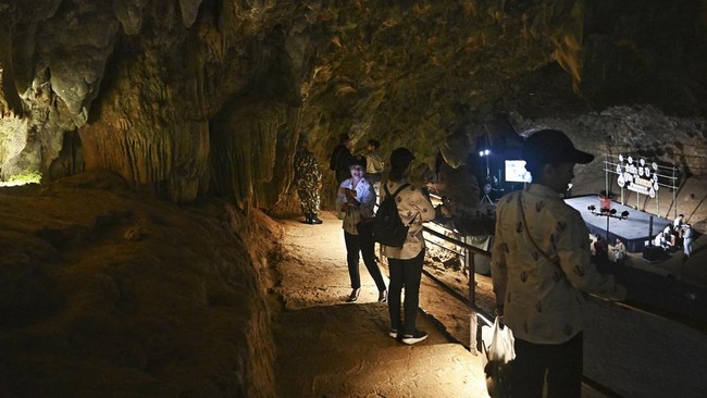 FOTO: Wisata Napak Tilas Tim Sepak Bola Terjebak di Gua Tham Luang