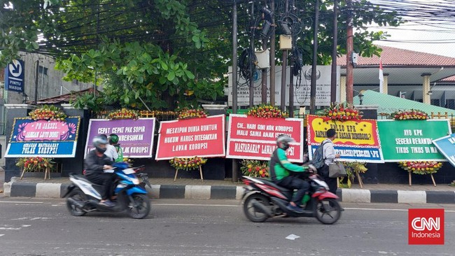 PN Jaksel banjir karangan bunga yang mendukung KPK di sidang praperadilan sekretaris Mahkamah Agung (MA) Hasbi Hasan.