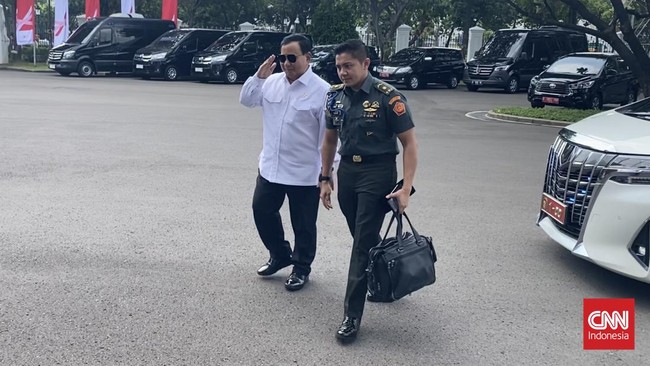 Menhan Prabowo terlihat hadir memenuhi panggilan Jokowi di saat menteri-menteri lainnya sudah meninggalkan istana.