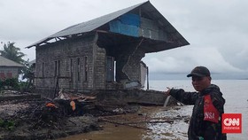 Rumah-rumah Ambruk Diterjang Luapan Sungai di Seram