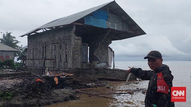 Kasi Humas Polres Seram Bagian Barat mengatakan banjir terjadi setelah Sungai Lambaut di Dusun Katapang, Desa Loki meluap hingga merendam permukiman warga.