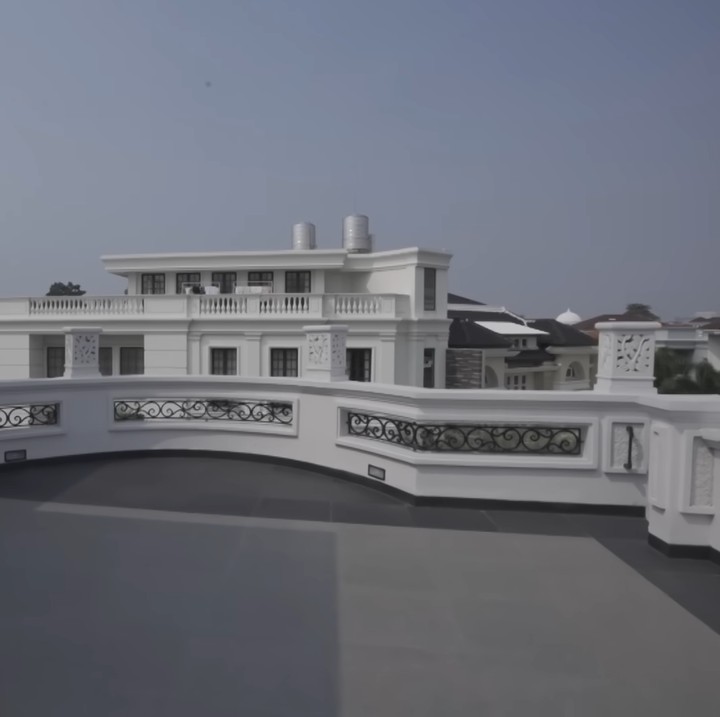 <p>Selain itu, Putri juga sering naik ke lantai paling atas alias <em>rooftop.</em> "Kalau ke <em>rootop</em> suka pagi-pagi buat berjemur. Sekalian olahraga kardio naik tangga soalnya tinggi banget tangganya," ujarnya. (Foto: YouTube MAIA ALELDUL TV)</p>
