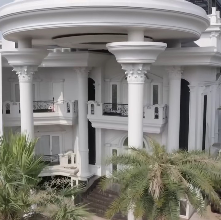 <p>Rumah tersebut terlihat megah bak istana, Bunda. Bagian luar dan interiornya didominasi oleh warna putih yang bersih. (Foto: YouTube MAIA ALELDUL TV)</p>