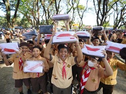 Ribuan Siswa Baru SD dan SMP di Kota Madiun Terima Seragam Gratis