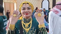 Dicari Bea Cukai, Ini Sosok Emak Viral yang Pamer Emas Ratusan Gram Pulang Haji