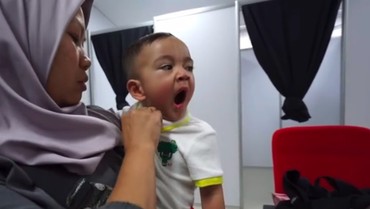 Sus Rini Disentil Usai Bangunkan Rayyanza yang Tidur Pulas untuk Kerja