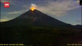 VIDEO: Gunung Semeru 3 Kali Luncurkan Guguran Lava Pijar Sejauh 1,5 Km