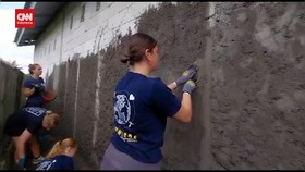 VIDEO: 10 Bule Belgia Jadi Kuli Bangunan Dadakan di Banyumas