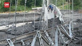VIDEO: Warga Nekat Lintasi Jembatan Gantung Putus Akibat Lahar Semeru