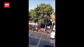 VIDEO: Pengusaha Pekalongan Tebar Uang Rp35 Juta, 4 Warga Pingsan