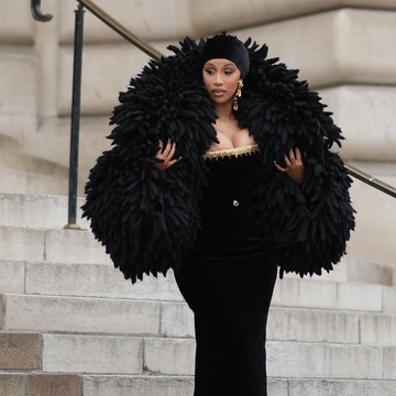 img-title Gaya Selebriti Hollywood yang Curi Perhatian di Paris Couture Week 2023, Cardi B Juara!