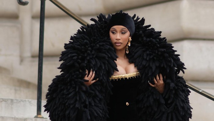 Gaya Selebriti Hollywood yang Curi Perhatian di Paris Couture Week 2023, Cardi B Juara!