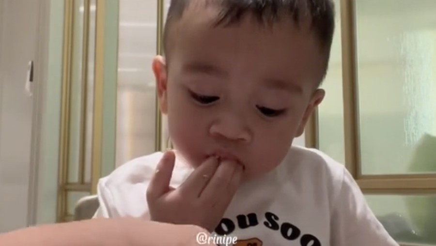 5 Momen Makan Rayyanza ‘Cipung’ yang Viral, Bikin Ngiler!