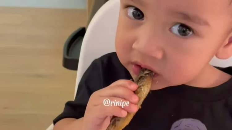 5 Momen Makan Rayyanza ‘Cipung’ yang Viral, Bikin Ngiler! 5 Momen Makan Rayyanza ‘Cipung’ yang Viral, Bikin Ngiler!