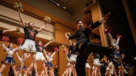 FOTO: Aksi Cheerleader Macho Jepang Menjaga Tradisi