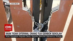 VIDEO: Anak Tidak Diterima, Orang Tua Gembok Sekolah