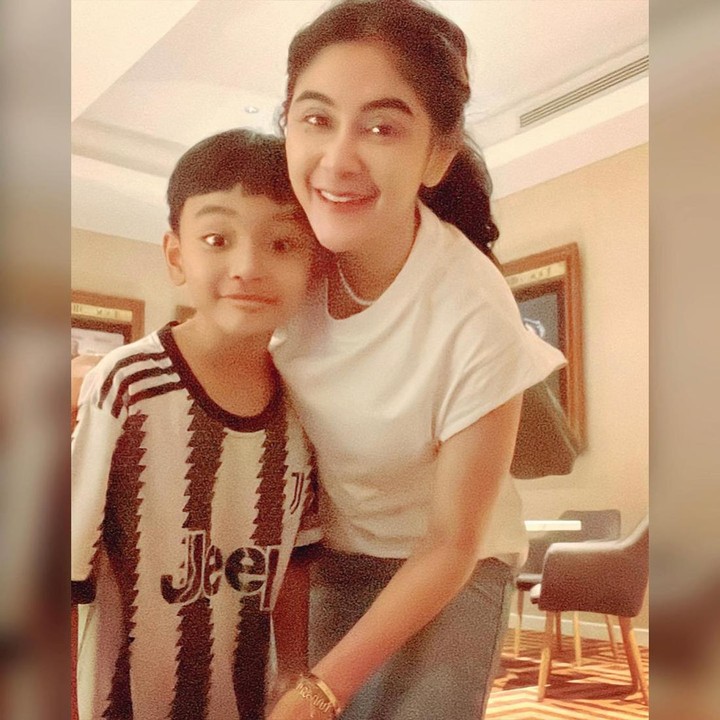 <p>Rafif sendiri tumbuh menjadi anak yang sehat dan semakin ganteng nih, Bunda. Bahkan, banyak yang menyebut ia mirip pada sang ibunda. Bagaimana menurut pendapat Bunda? (Foto: Instagram @uutpermatasari)<br /><br /><br /></p>