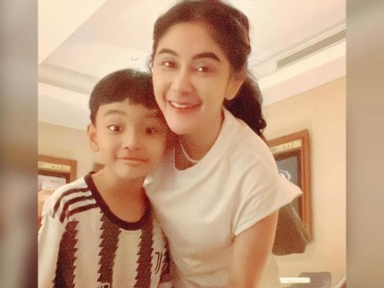 5 Potret Anak Sulung Uut Permatasari yang Semakin Ganteng Mirip Sang Bunda