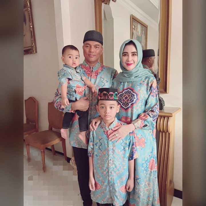 <p>Uut Permatasari menikah dengan Tri Goffarudin Pulungan pada tahun 2015, Bunda. Keduanya dikaruniai dua orang anak laki-laki bernama Rafif Athallah Pulungan dan Rafaizan Rakhan Athallah Pulungan. (Foto: Instagram @uutpermatasari)<br /><br /><br /></p>