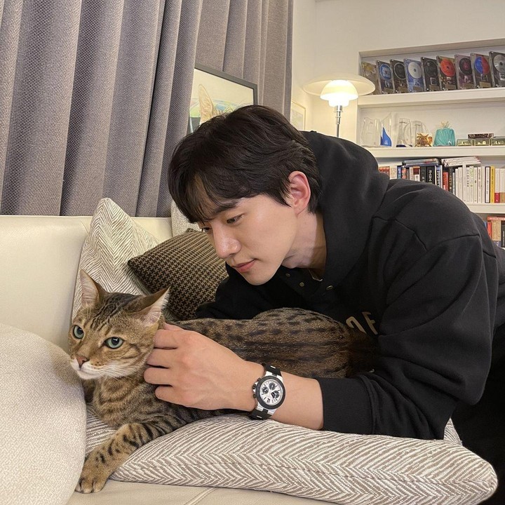 <p>Kehidupan Lee Junho sebagai selebriti Negeri Ginseng selalu bikin penasaran, ya? Di balik kesibukannya sebagai aktor drama Korea dan personel boyband 2PM, ia merupakan pemuda yang gemar melakukan quality time di huniannya. Junho menetap di sebuah apartemen, Bunda. (Foto: Instagram @le2jh)</p>