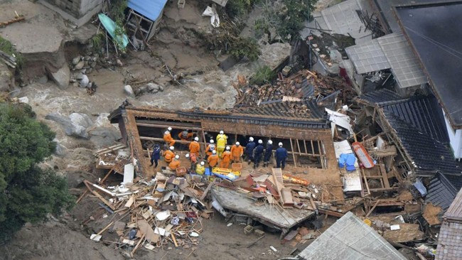 FOTO: Hujan Lebat Guyur Jepang Sebabkan Banjir-Tanah Longsor