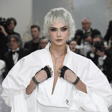 Lagi di Inggris, Cara Delevingne Sedih Rumah Mewah di LA Terbakar Habis