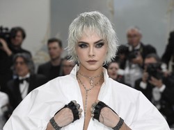 Mantan Pacar Tunangan, Cara Delevingne Pamer Mesra Lagi dengan Wanita