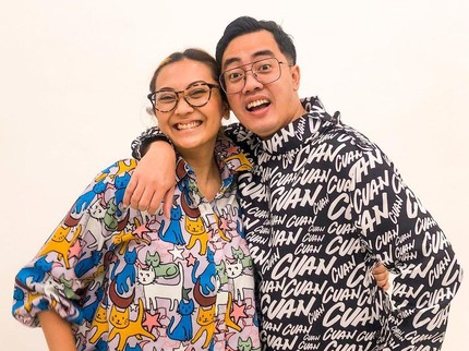 Kisah Cinta Dennis Adhiswara Nikahi Eks Kekasih saat SMA, 'Nembak' dengan Surat Cerai