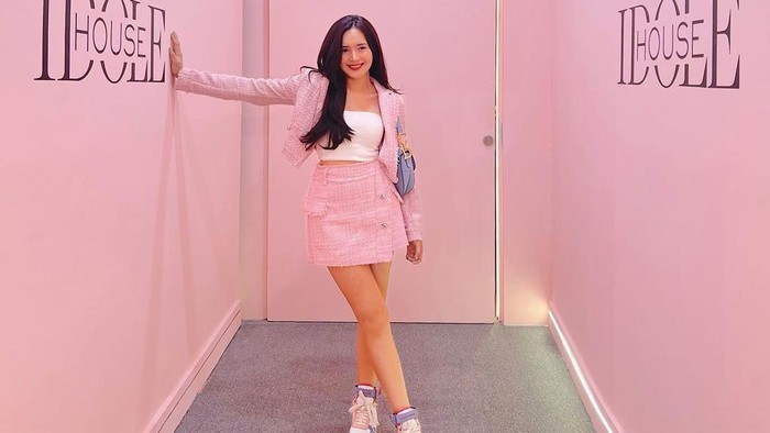 5 Gaya Beby Tsabina yang Seperti Barbie, Bisa Jadi Inspirasi Outfit Buat Nonton!