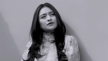 PENAMPILAN BERBEDA NATHALIE HOLSCHER