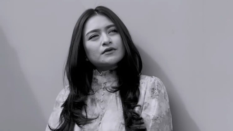 Foto Nathalie Holscher mengunggah video tanpa menggunakan hijab jadi atensi.