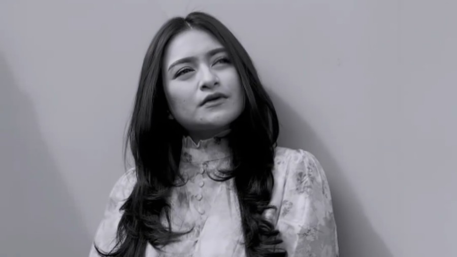 Foto Nathalie Holscher mengunggah video tanpa menggunakan hijab jadi atensi.