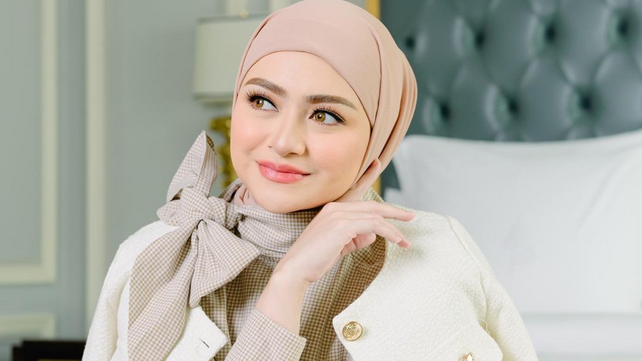 Foto Nathalie Holscher mengunggah video tanpa menggunakan hijab jadi atensi.