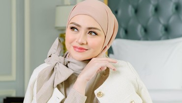 img-title Nathalie Holscher Keciduk Dicium Pria Usai Lepas Hijab