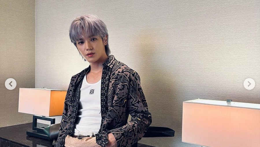 Gaya Taeyong NCT Pakai Peci dan Sarung Bak Kondangan, Melokal di Jakarta