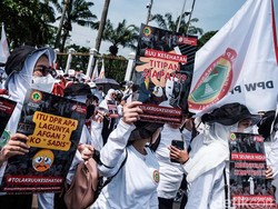 Massa Nakes Tiba di DPR, Demo Tolak Pengesahan RUU Kesehatan