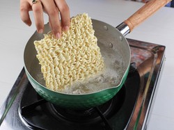 Mi Instan Saat Sahur, Amankah? Ini Kata Pakar Kesehatan