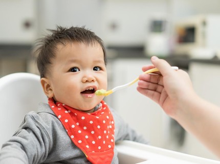 7 Sumber Makanan Bayi 1 Tahun yang Bergizi agar Si Kecil Tumbuh Cerdas dan Sehat