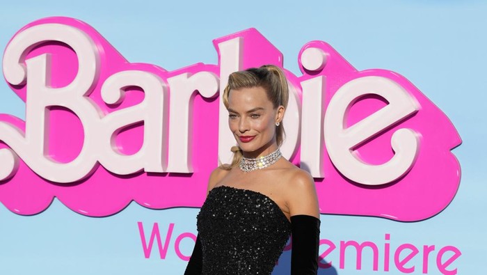 Margot Robbie arrives at the premiere of 