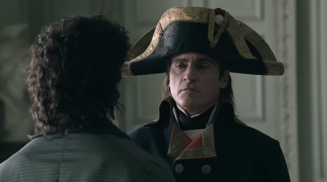 Meski sempat kerja sama di Gladiator, sutradara Ridley Scott yakin Joaquin Phoenix cocok jadi Napoleon usai menonton Joker (2019).