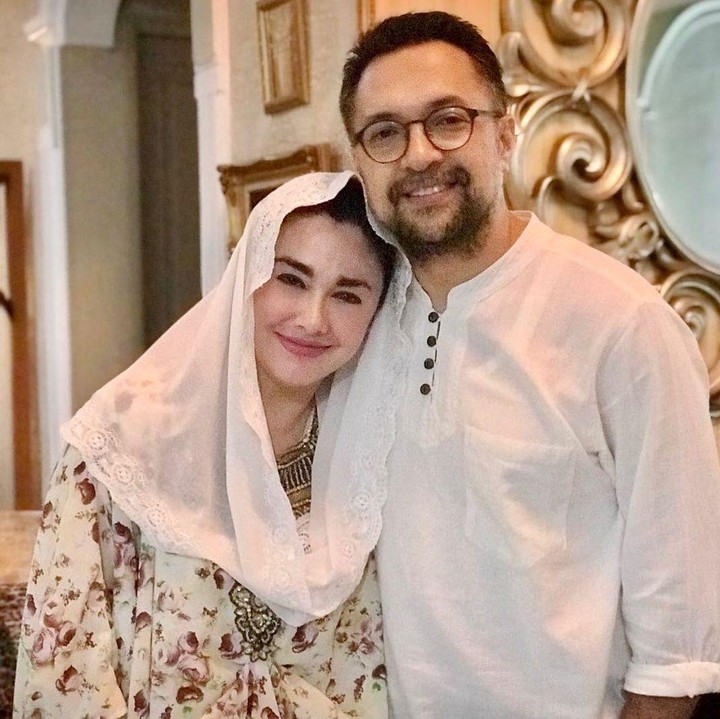 <p>Ari Sihasale dan Nia Zulkarnaen resmi menikah pada 2003 silam. Sebelumnya, Nia sudah lebih dulu menikah dengan seorang pembalap, Alexander David Siahaan. Akan tetapi, suami pertamanya itu mengalami kecelakaan yang mengakibatkannya meninggal dunia, Bunda. (Foto: Instagram@alenia259)</p>