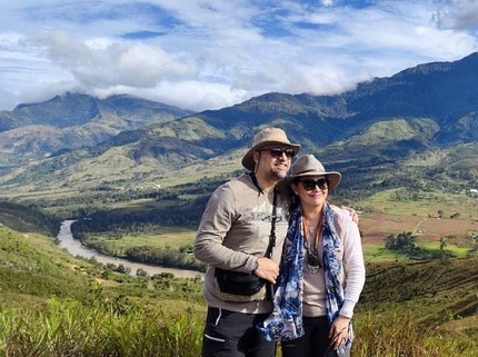 20 Tahun Nikah, Intip Potret Ari Sihasale & Nia Zulkarnaen Jelajahi Tanah Papua