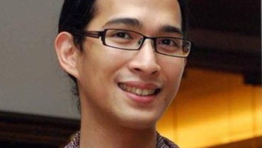 img-title Resmi Jadi Perempuan & Ganti Nama, 9 Transformasi Oscar Lawalata yang Dulu Tampan