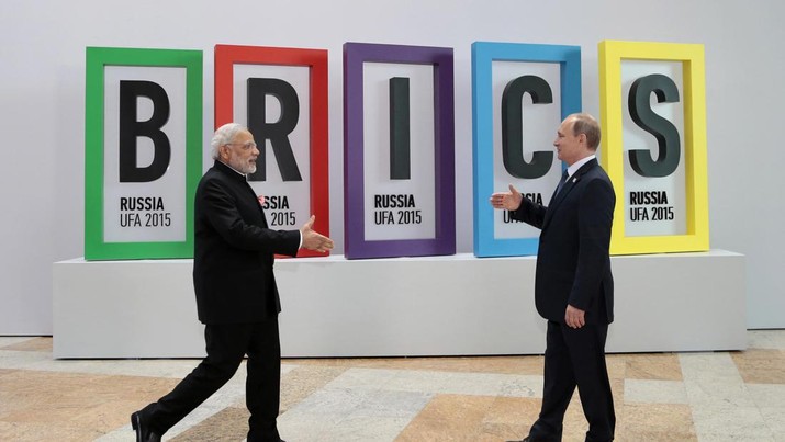 Perdana Menteri India Narendra Modi (kiri) dan Presiden Rusia Vladimir Putin bersiap untuk berjabat tangan sebelum pembicaraan mereka selama KTT BRICS di Ufa, Rusia. (AP Photo/Ivan Sekretarev/File Foto)